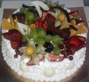 Праздничный шоколадный оформление фруктами, ягодами и шоколадом
